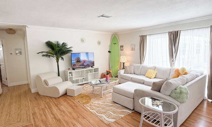 Juno Beach House | Beautiful 2 bedroom poolside beach house. Beaches and shopping mall 5 mins away.