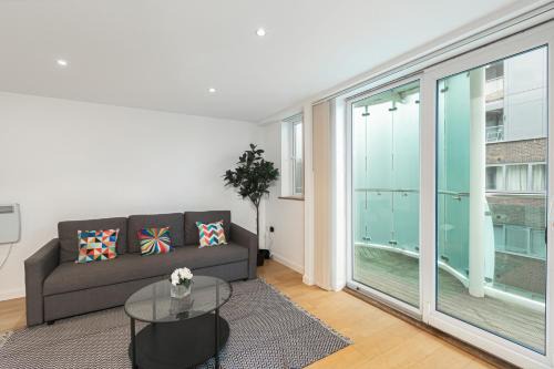 Oakleigh Apartment | Beautiful 2Bed 2Bath Apartment 4Mins to Train Station with WiFi and Free Parking