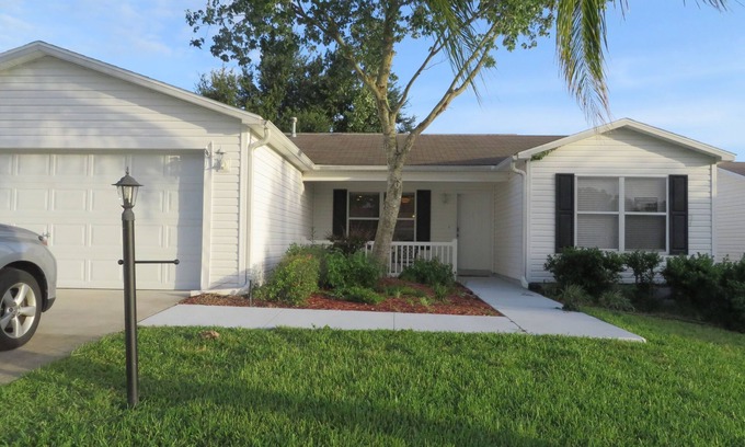 Woodbury House | Beautiful 3/2 designer home, pet friendly, free WiFi, golf cart, hot tub