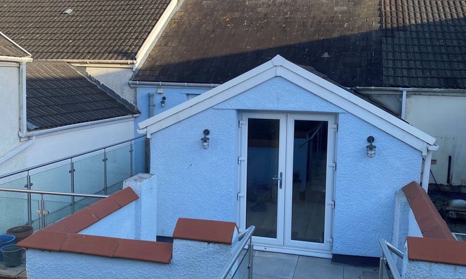 Burry Port Apartment | Beautiful 4 bed apartment in the heart of Burry Port 5 minutes from the beach!