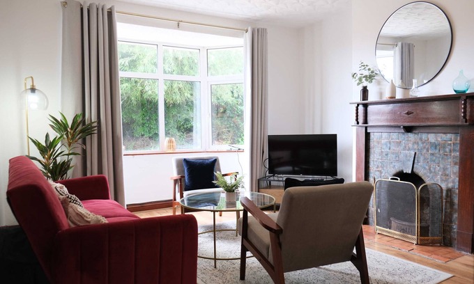Clapham House | Beautiful 4 Bedroom Home with Garden in Bedford