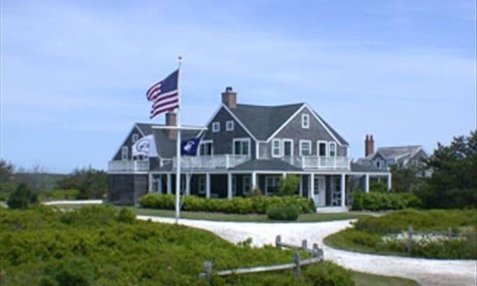 Nantucket House | Beautiful 4 Bedroom House on Cisco Beach