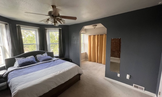 Southwest Garden House | Beautiful 4 bedroom Home by the Hill - Privacy Fenced Backyard and Fast Internet