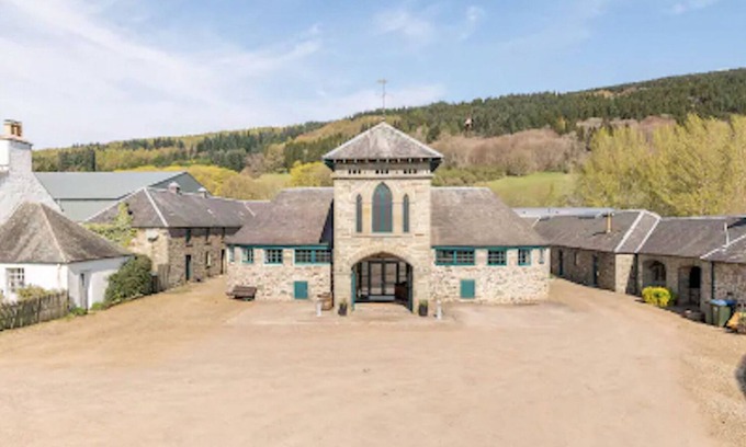 Aberfeldy House | Beautiful 5 Bedroom Steading Conversion in Highland Perthshire