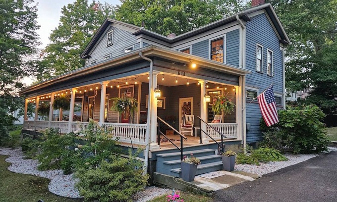 Meadville House | Beautiful and historical 6-bedroom house with AC & WiFi in lovely Meadville