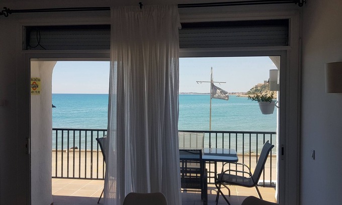 El Roc de Sant Gaieta Apartment | Beautiful apartment facing the sea. a place to dream.