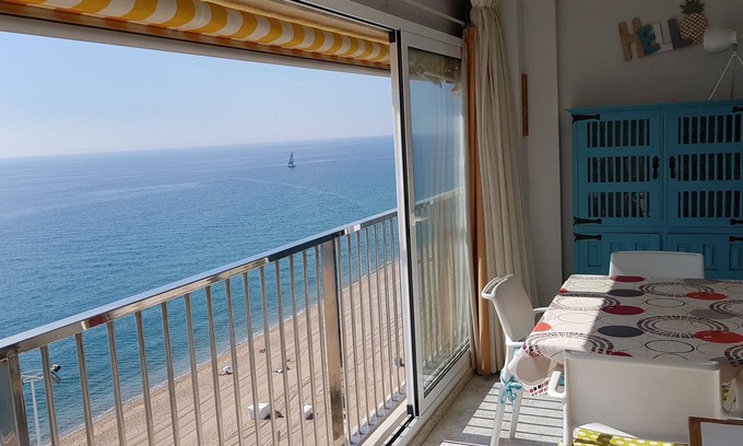 Platja d'Aro Apartment | Beautiful apartment in residence feet in water