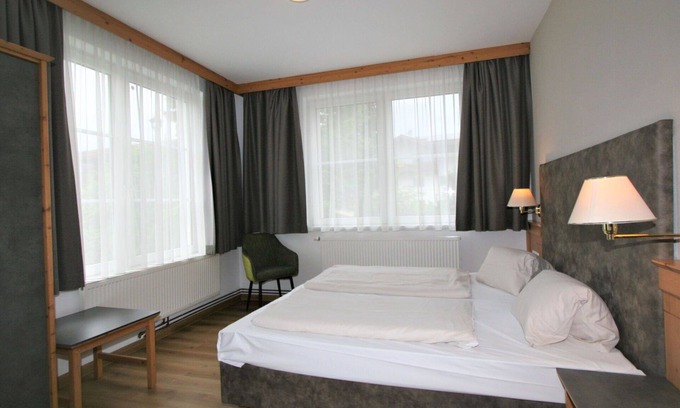 Stumm Apartment | Beautiful apartment for 10 people with WIFI, pool, TV, terrace, pets allowed and parking