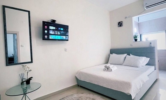 Haifa Apartment | Beautiful apartment close to the Bahai Garden Haifa.