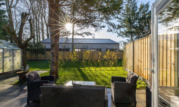 Wolphaartsdijk Apartment | Beautiful apartment for 2 people with hot tub, WIFI, TV, terrace, pets allowed and parking