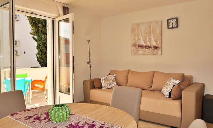 Podglavica Apartment | Beautiful apartment for 4 guests with A/C, WIFI, TV, terrace, pets allowed and parking