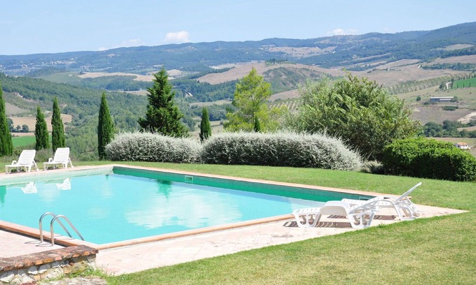 Il Poggio Apartment | Beautiful apartment for 4 guests with pool, WIFI, TV, pets allowed, panoramic view and parking