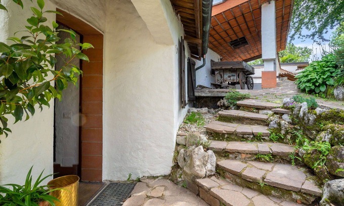 Leggiuno House | Beautiful apartment in villa for 6 people with TV, terrace, pets allowed and parking