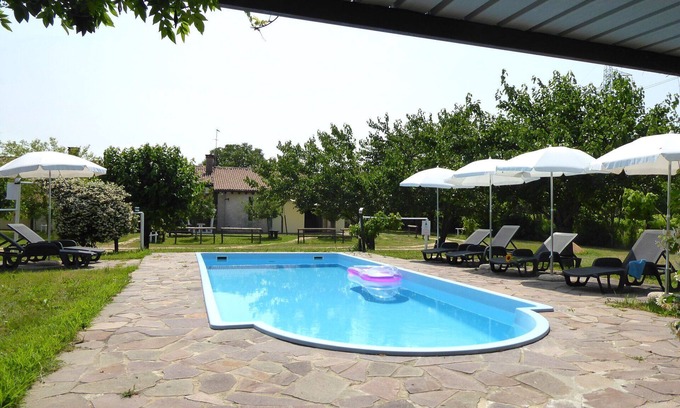 Silea House | Beautiful apartment in villa for 4 people with WIFI, A/C, pool, patio and parking