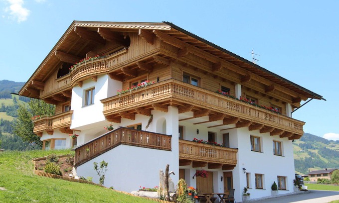 Kapfing Villa | Beautiful apartment in villa with WIFI, TV, terrace, pets allowed, panoramic view and parking