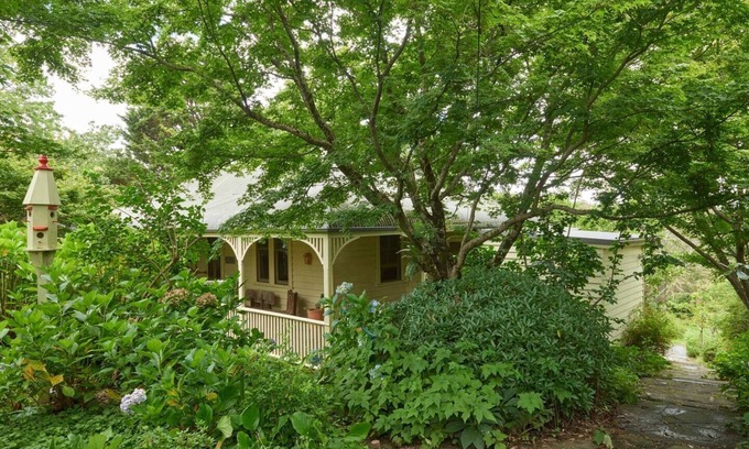 Hazelbrook Cottage | Beautiful Architecturally Designed Cottage in Blue Mountains w/Valley Views