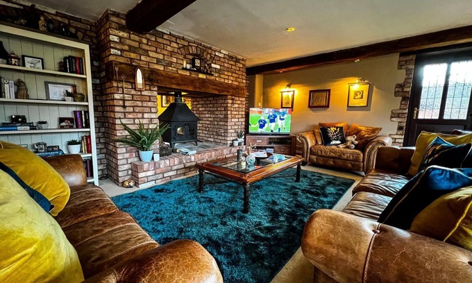 Milverton House | Beautiful Barn conversion With Large Garden And Private Pool and Hottub