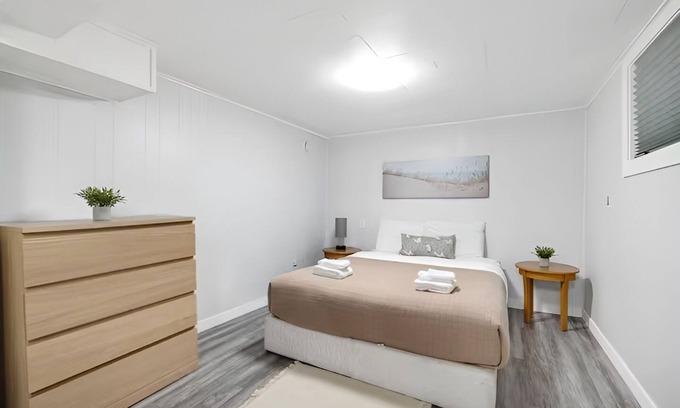 Winnipeg House | Beautiful Basement Private Suite Prime Location