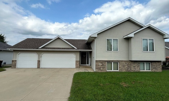 Stewartville House | Beautiful Big House in a quaint little Town!