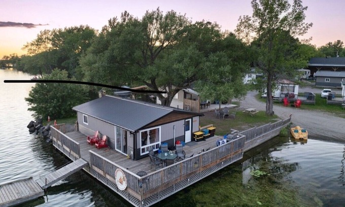 Lavigne Cottage | Beautiful Blue Jay Lake front Cottage