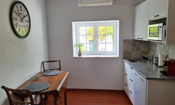 Caldas da Rainha Bed & Breakfast | Beautiful bnb with tranquil gardens offering well appointed rooms.
