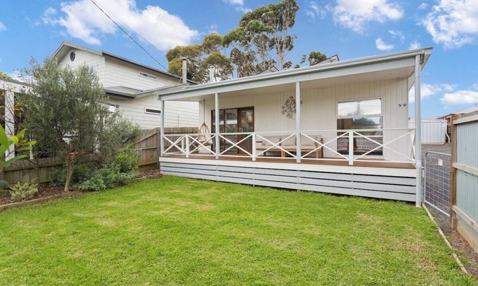 Cowes House | Beautiful Bungalow, Pet-Friendly & Walk to Beach