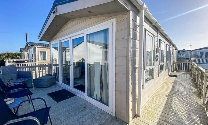 Swalecliffe House | Beautiful caravan at Seaview Holiday Park in Kent ref 47028PB