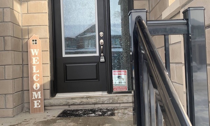 Lindsay House | BEAUTIFUL & CLEAN LINDSAY TOWNHOME (MINS TO SHOPS)