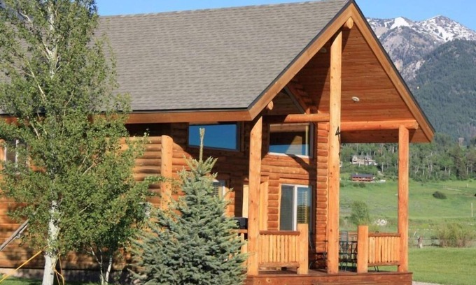 Alpine Cabin | Beautiful Clean Cabin on the Salt River With Hot Tub, Fishing, Horseback Rides