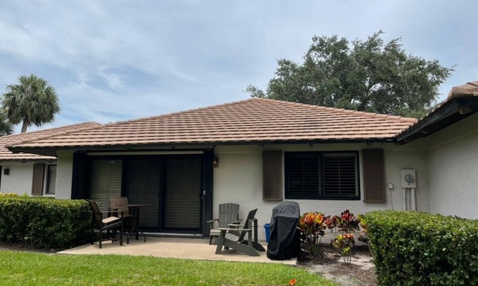 Hunt Club Cottage | Beautiful Cottage located inside PGA National