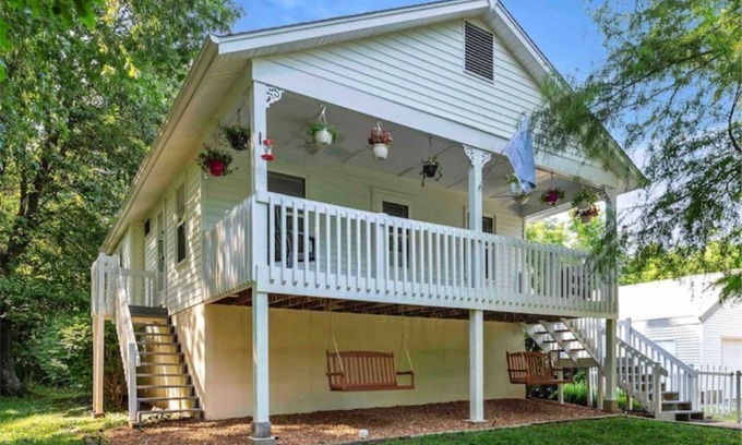 Eureka Cottage | Beautiful Cottage on Large one Acre Private Lot