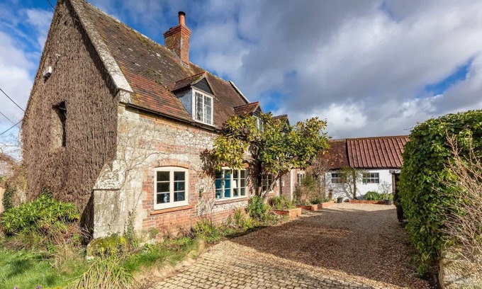 Blandford Forum House | Beautiful Cottage w/Large Garden & Parking