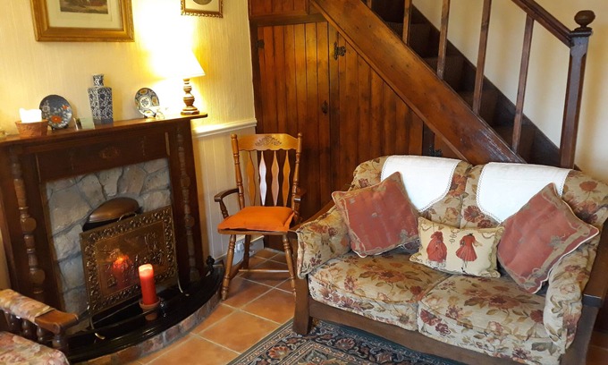 Cooga Upper Cottage | Beautiful Country Cottage & Garden. Free Wi-Fi 3 Bedrooms Sleeps 6.