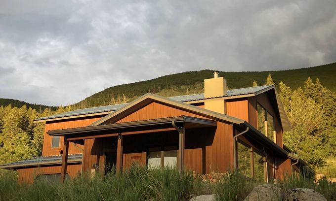 Roscoe House | Beautiful custom home in the Beartooth mountains. Horse friendly