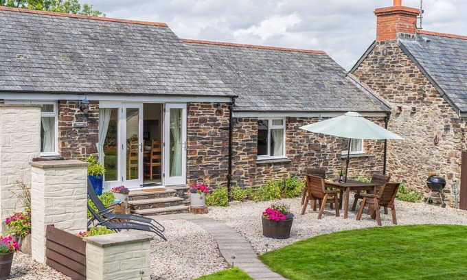 Saltash Cottage | Beautiful family/dog friendly cottage - rural setting & Country Club membership.