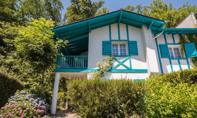 La Bastide-Clairence Apartment | Beautiful typical Basque apartment in residence with swimming pool