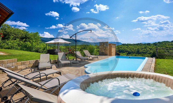 Jakovlje House | Beautiful home in Kraljev Vrh with WiFi
