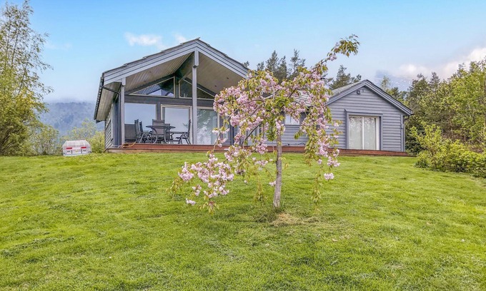 Kvam House | Beautiful home in Tørvikbygd with WiFi