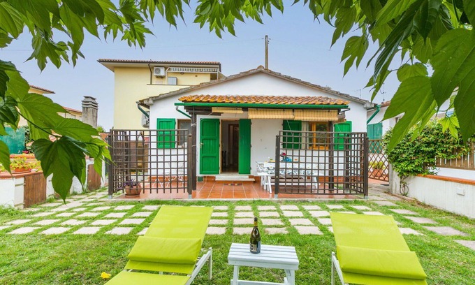 Vada House | Beautiful private villa for 4 people with A/C, WIFI, TV, patio, pets allowed and parking