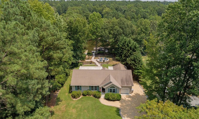 Henrico House | Beautiful Lakeside home ready to help you and your family make new Memories