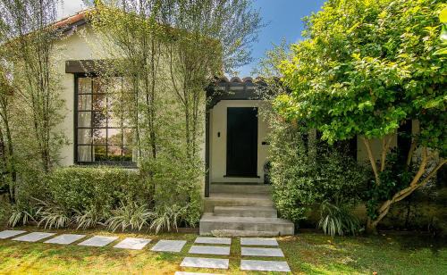 Pico - Robertson Villa | Beautiful Large 3 Bedroom 2 Bath Plus Pool and Jacuzzi