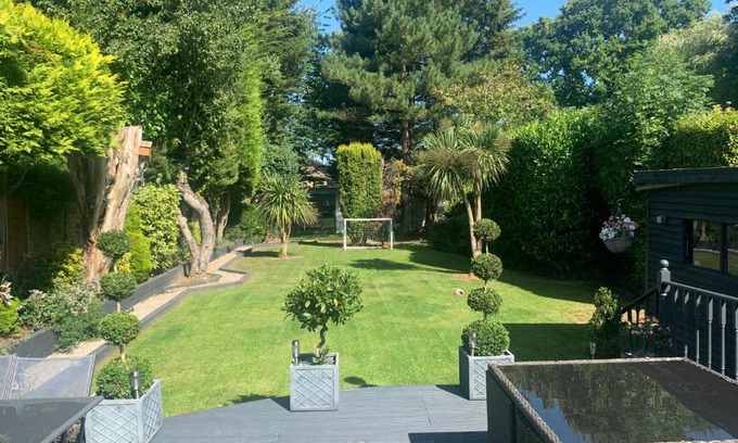 West Kingsdown Apartment | Beautiful Little Bungalow, Indoor Fireplace, & Bar