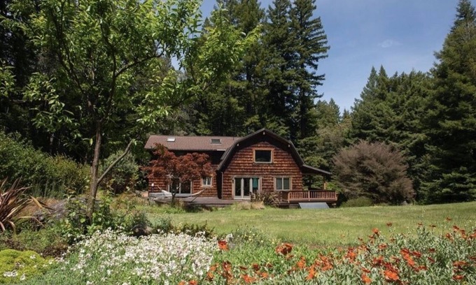 Albion House | Beautiful Log Cabin on 5 Acres with Gardens, Hot Tub, & Sauna