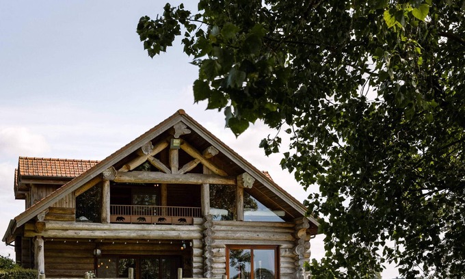 Velzeke-Ruddershove House | Beautiful log home with stunning views