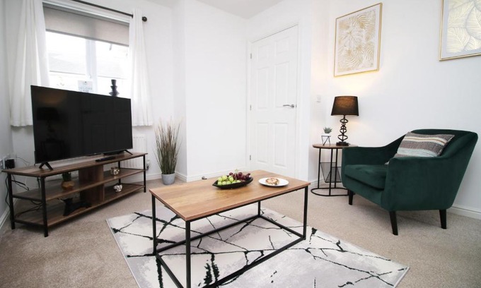 Bon-y-maen Apartment | Beautiful modern house with free parking and fast WiFi next to Swansea Stadium and Morfa Park Shopping Centre hosted by Our Home Short Stays