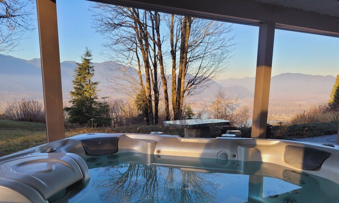 Chilliwack House | Beautiful Mountain Home - Amazing Views & Hot Tub