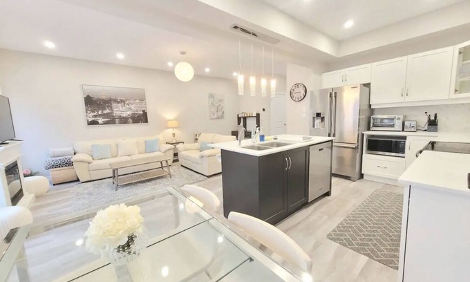 Cambridge House | Beautiful & New 3 Bedroom Home – King bed - 2 Parking - 5 Mins of Hwy 401