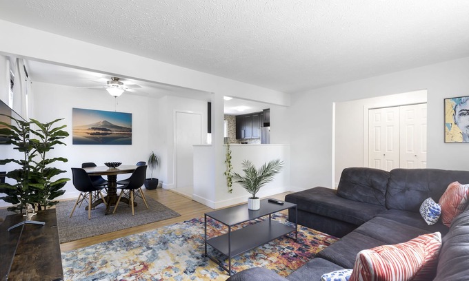 Jasper Place House | ⭐️Beautiful Oasis🌴Full House ❤️ Patio⭐️ Fence Yard ✅ Near West Edmonton Mall