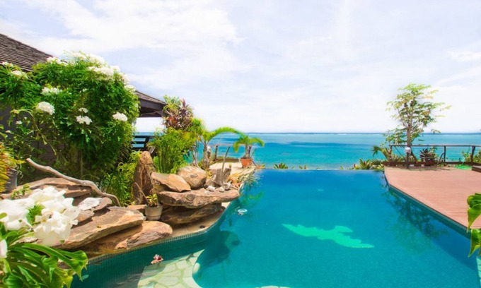 Ha'apiti House | Beautiful Oceanfront bungalow with Infinity Pool!