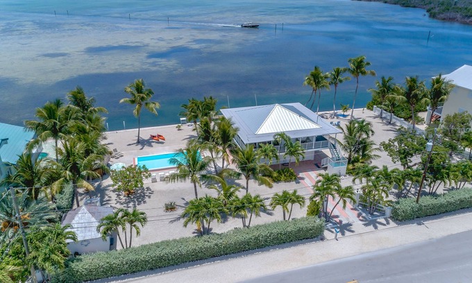 Breezeswept Beach Estates House | Beautiful Oceanfront Home on Ramrod Key - Three Lots, Dock & Poolside Tiki Bar